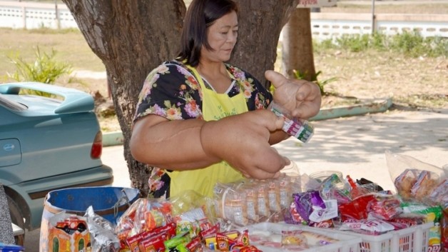Le braccia di questa donna thailandese sembrano “tentacoli” giganti a causa di una malattia genetica rara