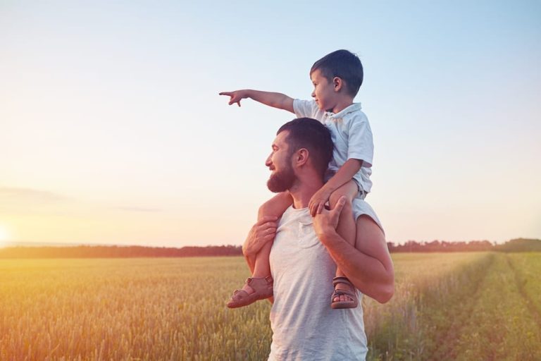 Un padre e suo figlio decidono di scattare la stessa foto per 3 decenni, sicuramente ti commuoveranno