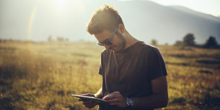 8 motivi per cui un uomo introverso è il migliore da amare