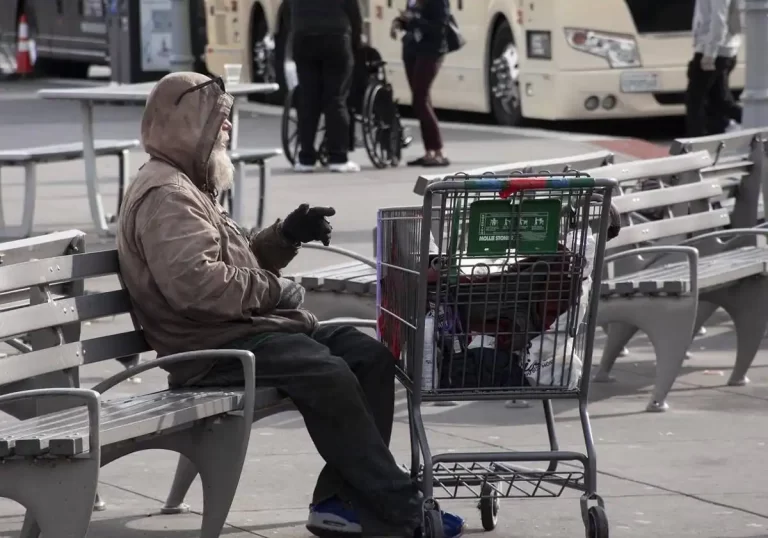 Vive cercando cibo nella spazzatura: ma quando si scopre chi è restano tutti scioccati